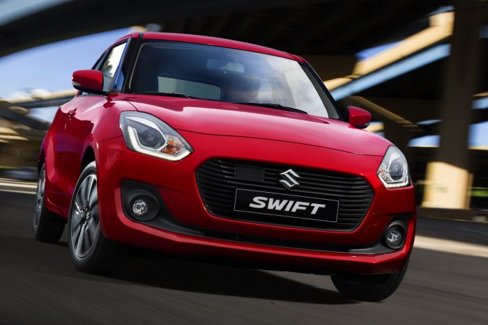 Itt az új Suzuki Swift! 6 Vezetőtámogató funkciók: ráfutásgátló fékrendszer, sávelhagyásra és elbóbiskolásra figyelmeztető rendszerek, automata távfényvezérlés, adaptív tempomat, visszagurulásgátlás és így tovább.