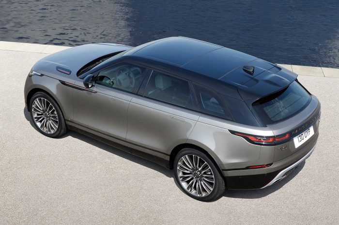 Range Rover Velar: a múltból jött, a jövőbe tart 21 A légrugózás 105 km/óra felett 10 mm-rel, megálláskor 40 mm-rel csökkenti a hasmagasságot, terepen 50 km/óráig 46 mm-t emel rajta, viszont 50 és 80 között csak 28-at enged.