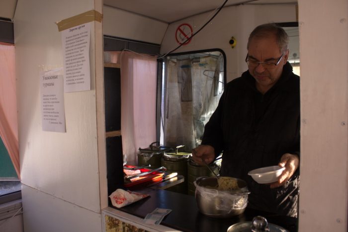 Ezen a buszon legálisan lehet étkezni, ha fizetnek érte 2 | Vezess 0_1f661e_32cda8db_orig