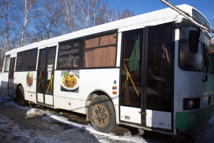 Ezen a buszon legálisan lehet étkezni, ha fizetnek érte