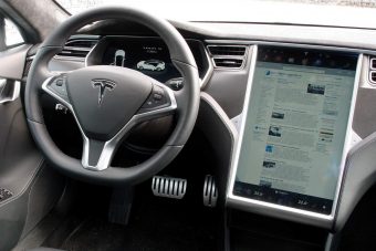 Festővásznat integráltak a Tesla Model S-be