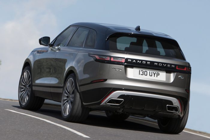 Range Rover Velar: a múltból jött, a jövőbe tart 20 A Velar 2,5 tonnát képes vontatni, a vontatmány csatlakoztatását, illetve a tolatás műveletét kamerás félautomata rendszerek könnyítik meg.