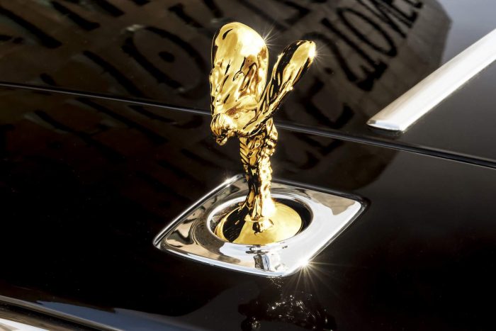 Így terveznek autót öreg rockerek 6 Shirley Bassey a XX. század egyik legnagyobb brit énekesnője. Nevéhez három James Bond filmzene fűződik, pályafutása során mintegy 100 millió albumot adott el.