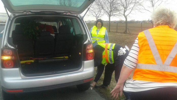 Fotókon, ahogy két magyar rendőr segít az osztrák bajbajutottakon 1 | Vezess 1280