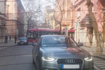 Fotón a nap bicskanyitogató parkolása Szegedről