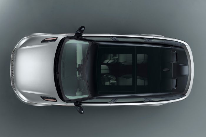 Range Rover Velar: a múltból jött, a jövőbe tart 8 A csomagtér 632 literes (szükségpótkerékkel), 4:2:4 arányban osztott ülésekkel bővíthető, a háttámlák a csomagtérajtóból dönthetők. A teljes kapacitás 1731 liter.
