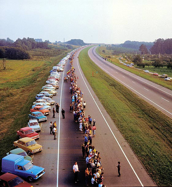 Ritkán látott fotókon a 600 kilométer hosszú, emberek alkotta lánc 1 | Vezess 1489106073-20850d3c7e5b4afb23b8ac37088ff06c-2