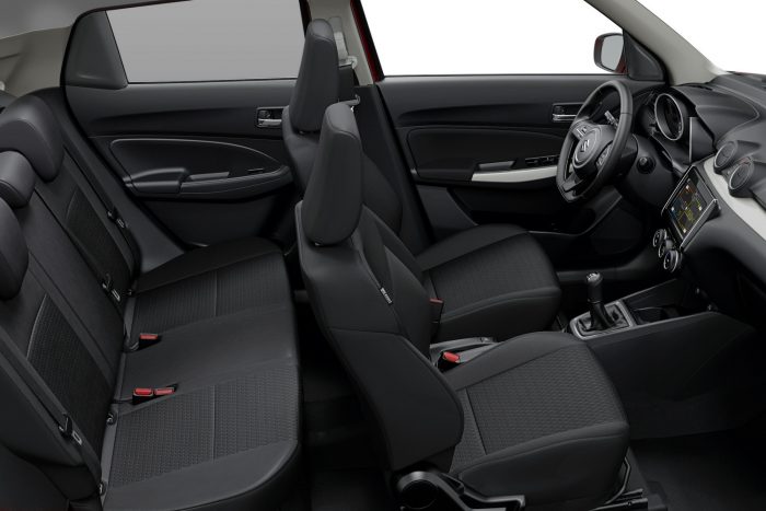 Itt az új Suzuki Swift! 2 Mindez nem is annyira lényeges, mint a műszaki változások: az autó úgy lett tágasabb mindkét üléssoron, valamint a csomagtartóban (265 liter, +25 százalék), hogy közben akár 120 kilóval könnyebb, és 80 centivel szűkebb körön (9,6 méteres átmérő) fordul.