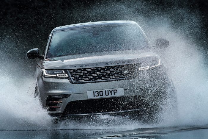 Range Rover Velar: a múltból jött, a jövőbe tart 4 A szabad hasmagasság acélrugókkal 213, légrugóval akár 251 mm. A gázlómélység hasonlóan alakul: az acélrugós kivitelek 60 centis mélységig hitelesítettek, a légrugósok 65 centiig bírják.