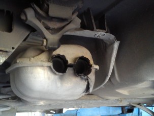 Sose hinnéd, de van aki ennyire magasról tesz a saját autójára