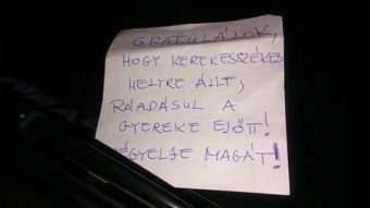 Őszinte népnevelő cetlit kapott a tilosban álló autós