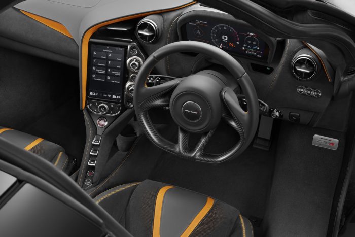 Megérkezett az új McLaren 720S 6 Látványos újdonság a bőrbe és alumíniumba burkolt vezetői környezetben a felnyíló műszerpanel: alaphelyzetben LCD monitor tájékoztatja a sofőrt (programozható tartalommal), de gombnyomásra vagy versenyüzemmódba váltva eltűnik a kijelző, és csupán egy csík marad a helyén, amelyről kizárólag a legfontosabb információk olvashatók le.