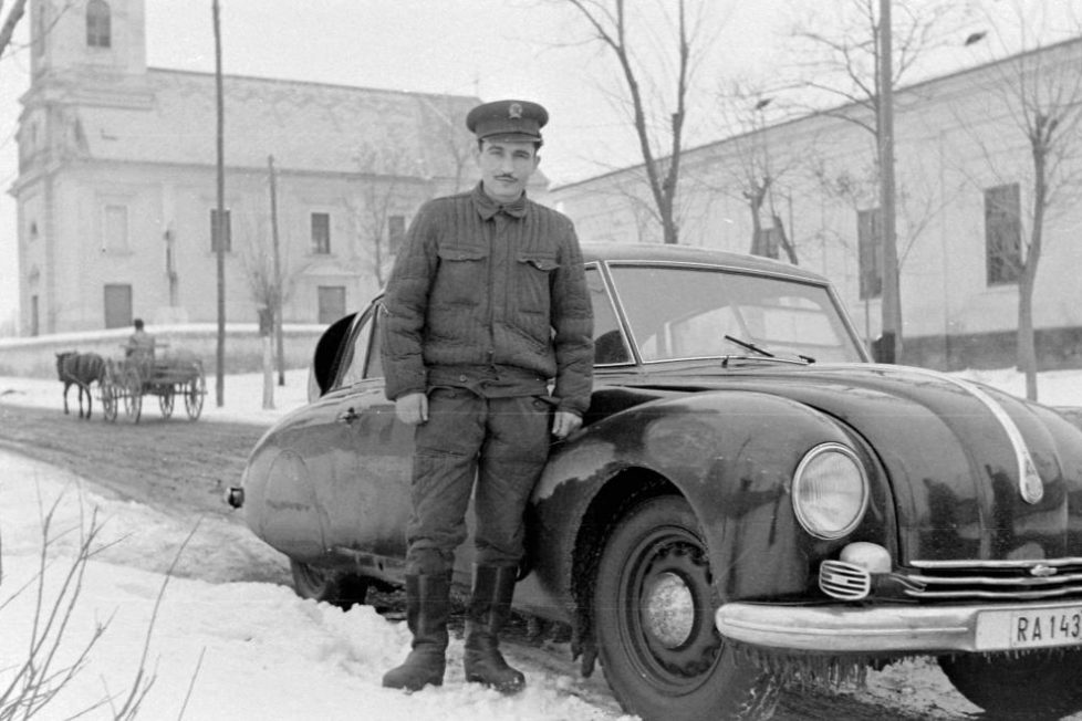 Egy letűnt kor rendőrautói – amikor még az 1600-os Lada volt a csúcs 1 A legérdekesebb képpel kezdünk, egy különleges, ritka típus mellett áll a sarló-kalapács sötét éveit védő "rendőr", 1954-ben. Ez a Tatra T87 korának legkülönösebb járműve volt, és semmi nem utal arra, hogy bármilyen rendvédelmi szervet szolgálna, kivéve a rendszám. Elvileg csak csak a Rendőrség saját tulajdonú autói kapnak RA és RB rendszámokat.