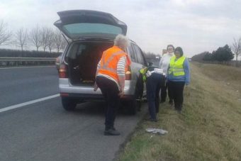 Fotókon, ahogy két magyar rendőr segít az osztrák bajbajutottakon