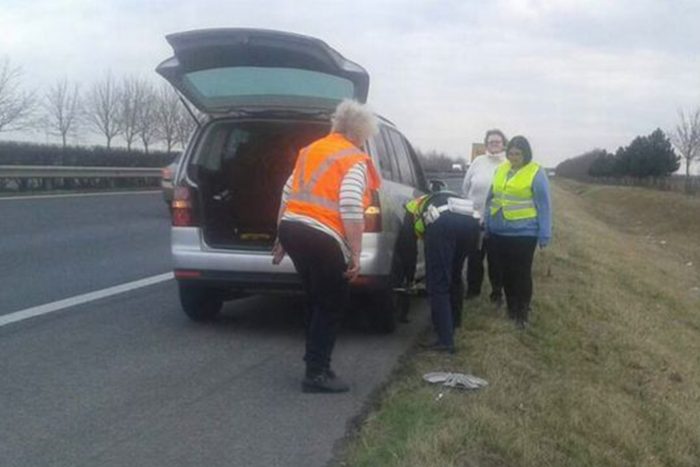 Fotókon, ahogy két magyar rendőr segít az osztrák bajbajutottakon
