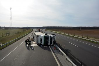 Képeken az M3-ason felborult kamion