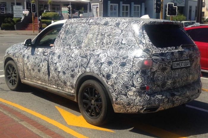 Jövőre jön a BMW óriásterepjárója 1 | Vezess 2-BMW-X7-rear-three-quarters-left-side-spy-shot