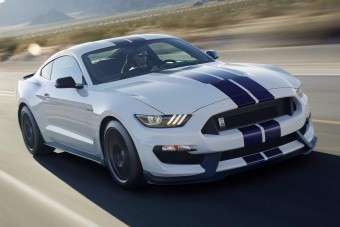 Csalással vádolják a Fordot