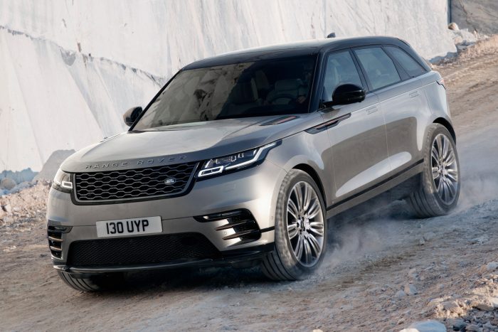 Range Rover Velar: a múltból jött, a jövőbe tart 14 Négyhengeres benzinmotorból is kettő van: a kisebbik 250 lóerős, 365 Nm nyomatékú, 6,7 másodperces gyorsulással. A nagyobbik a maga 300 lóerejével a valaha épített legerősebb Land Rover négyhengeres motor, nyomatéka 400 Nm, egyelőre nem kapható.