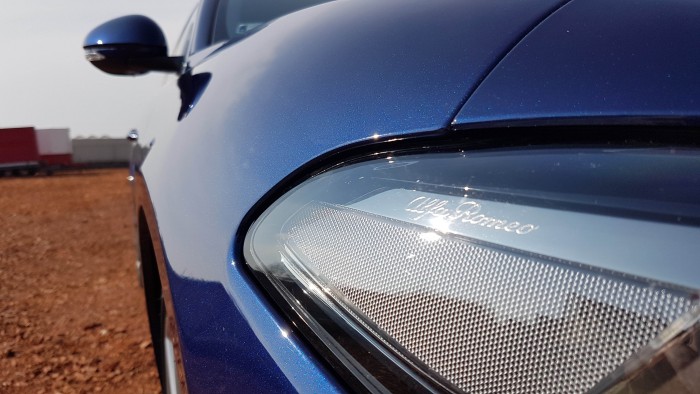 Az Alfa Romeo Giulia felnyitotta a szemem, mindent értek 13 | Vezess A Montecarlo kék metálfényezés gyönyörűen csillog a napfényben, de ennek bizony ára van: 315 000 Ft