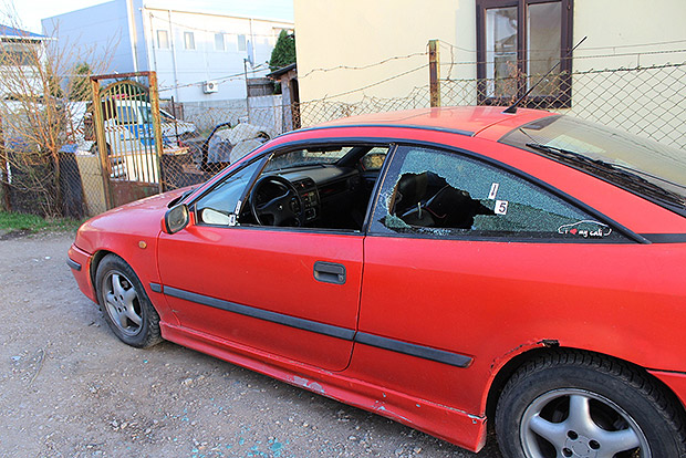 Egy autót is szétvert a miskolci kardos ámokfutó