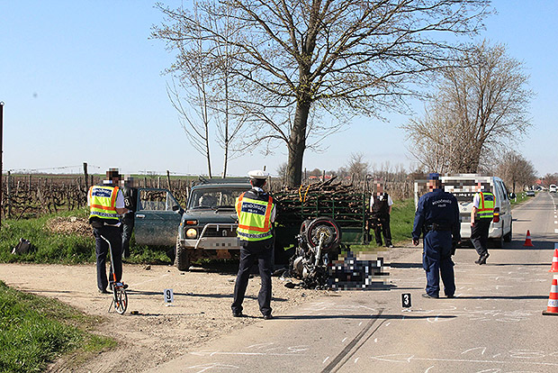 Megrázó fotókon a harci halálos motorbaleset