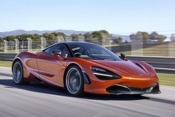 Megérkezett az új McLaren 720S 2 Az autó 2,9 mp alatt gyorsul 100 km/órára, kétszázra 7,8 mp alatt ugrik; a végsebesség 341 km/óra.
