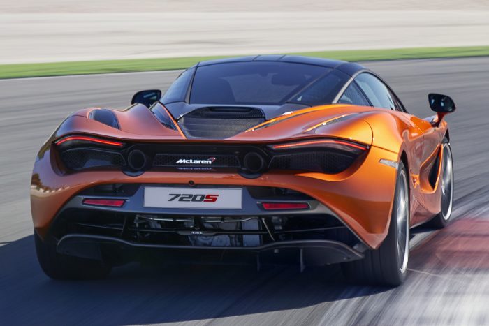 Megérkezett az új McLaren 720S 3 200 km/óráról 4,6 mp alatt, 117 méteren áll meg a 720S.