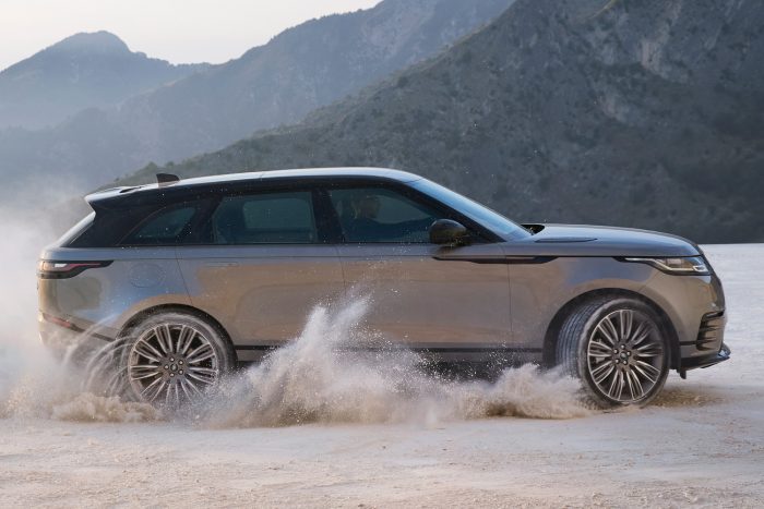 Range Rover Velar: a múltból jött, a jövőbe tart 3 Két szinten is választható a Terrain Response rendszer; az egyiknél kézzel állítjuk be az aktuális talajtípust, a másik automatikusan optimalizál. Eddig saját tárcsa szolgált a rendszer vezérlésére, mostantól a Touch Pro Duo egyik forgókapcsolójáról, vagy az érintőképernyőről kezelhető a funkció.