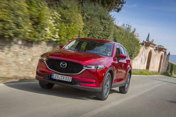 Tanult hibájából a Mazda 61 Kiváló egyenesfutás, mérsékelt oldaldőlés mellett kiszámítható kanyarodási tulajdonságok és élményt nyújtó vezethetőség jellemzi a CX-5-öt. Az úthibák azonban nem maradnak észrevétlenek