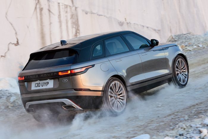Range Rover Velar: a múltból jött, a jövőbe tart 11 Alumíniumban gazdag a vázszerkezet, elöl kettős keresztlengőkaros, hátul Integral Link többlengőkaros futómű dolgozik. A légrugózás a két legerősebb motorhoz rendelhető.