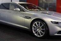 Bukás az Aston Martin méregdrága szedánja 13