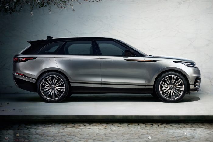 Range Rover Velar: a múltból jött, a jövőbe tart 9 A csomagtér ajtaja a szokásos lábrángatásos módszerrel motorosan nyitható. A Jaguar F-Pace után a Velar is megkapja az Activity Key névre hallgató vízálló ajtónyitó jeladót.