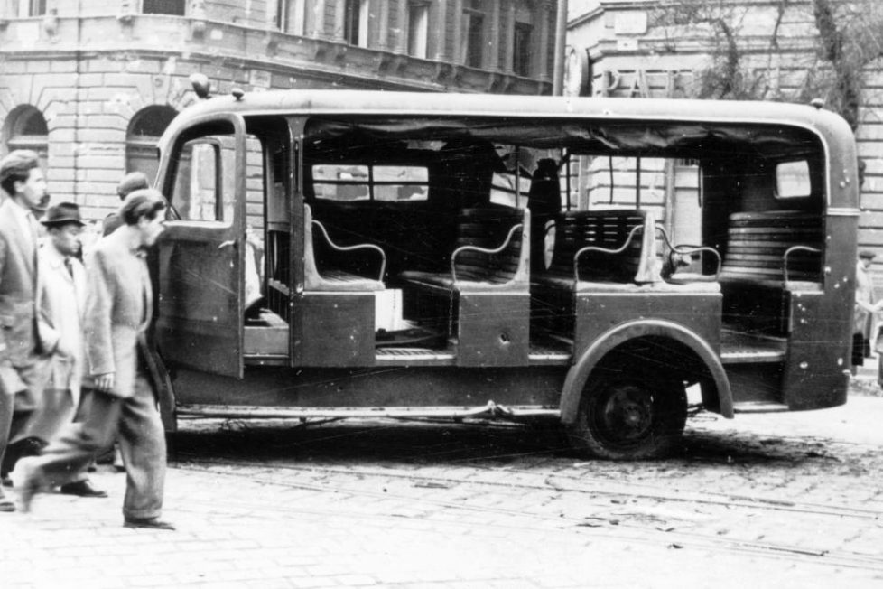 Egy letűnt kor rendőrautói – amikor még az 1600-os Lada volt a csúcs 2 Amikor gyorsan kellett sok rendőr, akkor jött jól a Csepel D-350 rendőrségi riadókocsi.