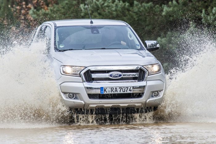 Visszahívták az év autóját 2 Ford Ranger (2013. március – 2015. október) Eltörhet a hátsó üléstámla rögzítő szerkezetének rugója, ami legrosszabb esetben rögzíthetetlenné teszi az ülést. Ha így van, a hátsó utasok súlyosabb veszélynek vannak kitéve.
