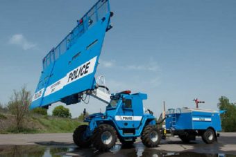 Munkagéppel mennek a tüntetők ellen a rendőrök