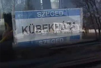 Magyar abszurd: biciklivel előzik a távolsági buszt