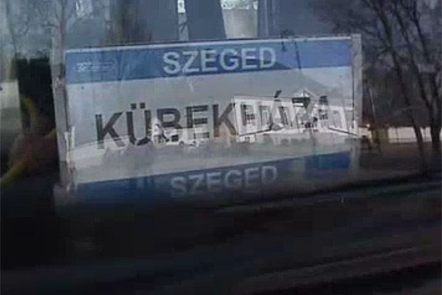 Magyar abszurd: biciklivel előzik a távolsági buszt