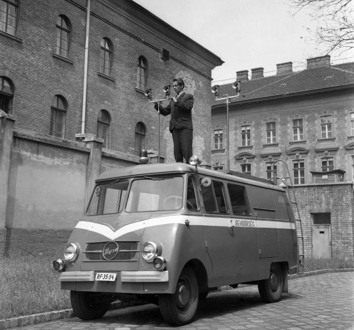 Egy letűnt kor rendőrautói – amikor még az 1600-os Lada volt a csúcs 3 Mosonyi utcai rendőrség udvara, helyszínelő NYSA gépkocsi.