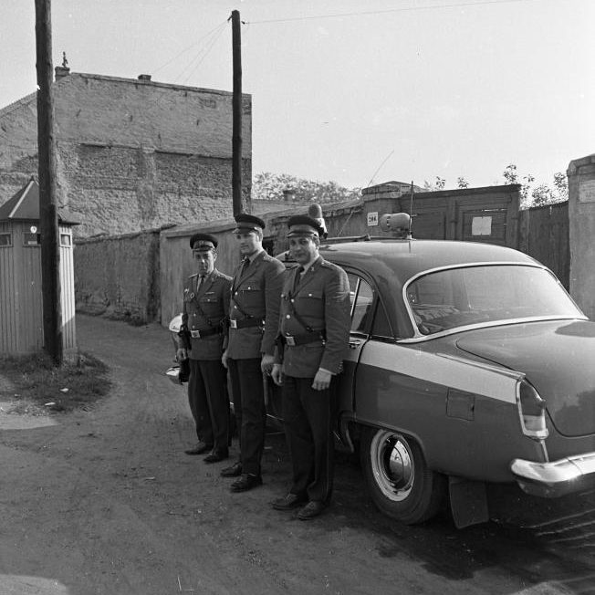 Egy letűnt kor rendőrautói – amikor még az 1600-os Lada volt a csúcs 5 Rendőrposzt, "fakabát" őrbódé a Grassalkovich (Marx Károly) út 206. előtt.