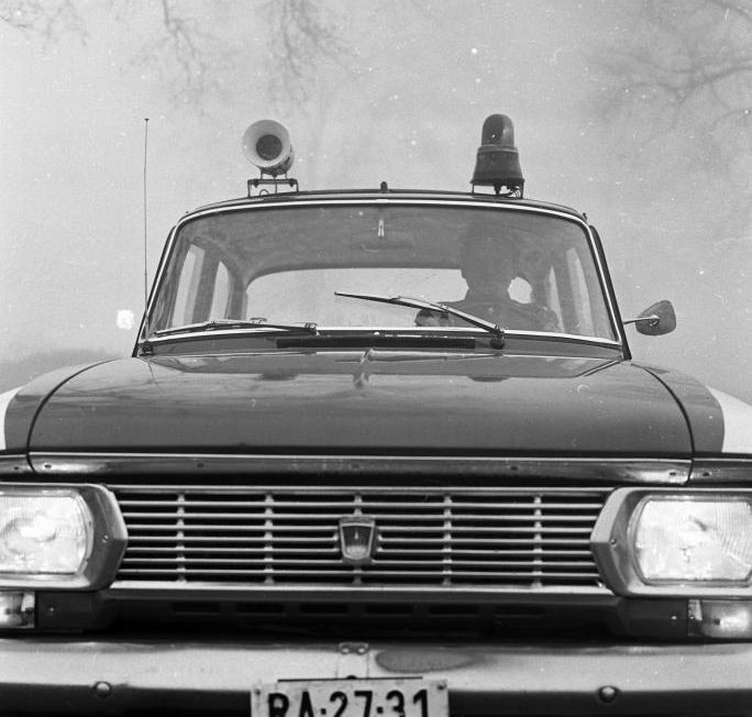 Egy letűnt kor rendőrautói – amikor még az 1600-os Lada volt a csúcs 6 Egy Moszkvics 412-es baljós ábrázata (Fortepan/MAGYAR RENDŐR)