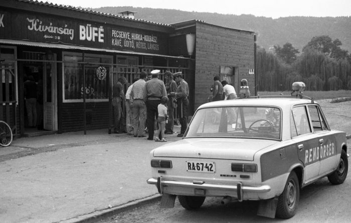Egy letűnt kor rendőrautói – amikor még az 1600-os Lada volt a csúcs 10 A Hollós Korvin Lajos utca a Nád utcánál. Háttérben a Róka-hegy. A Ladán jól látszik a Villtesz villogó 1984-ig ilyeneket használtak a rendőrségnél. A lámpa különlegessége, hogy az égőt és a tükröt egy Wartburg ablaktörlő-motorja hajtja. Ennek megfelelően csörgött-zörgött az autó tetején, ráadásul ha kiszívta a nap a búra színét, nem sok fénye maradt. (FORTEPAN/MAGYAR RENDŐR)