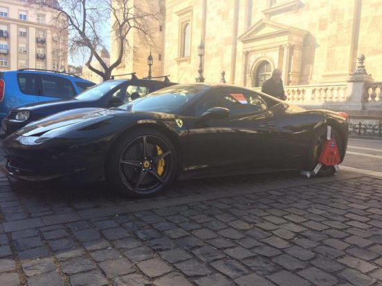 Fotón a Bazilikánál megbilincselt Ferrari 1 6yrDMvXt3THDIKDks
