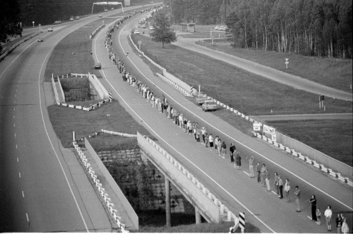 Ritkán látott fotókon a 600 kilométer hosszú, emberek alkotta lánc 7 | Vezess 7e9af53f71e44da038-44877452