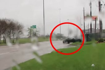 Driftelésnek indult, de pokoli égés lett a Mustang-mutatvány vége