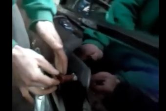 Fergetegesen tahó kilincset tákoltak egy BMW-re