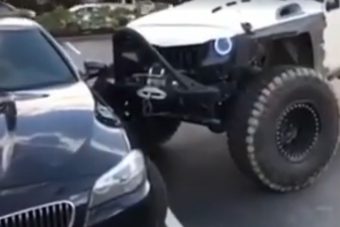 Igazságosztó terepjárós tört össze egy BMW-t