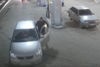 Nulladik típusú baleset egy orosz benzinkúton