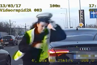 Íme egy pozitív példa, a rendőrök azonnal segítenek a gyerekét kórházba szállító apának