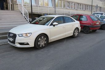 Figyelj, ezzel a civil autóval vadásznak a rendőrök